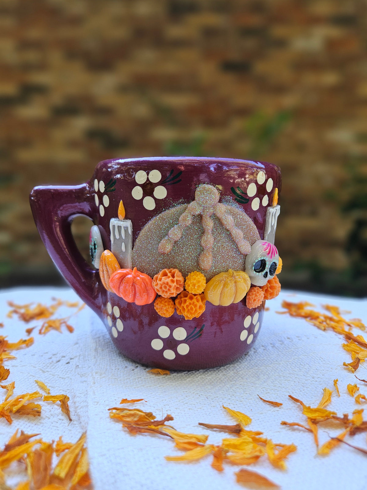 Burgundy Pearl Ceramic Mug con Pan de Muerto